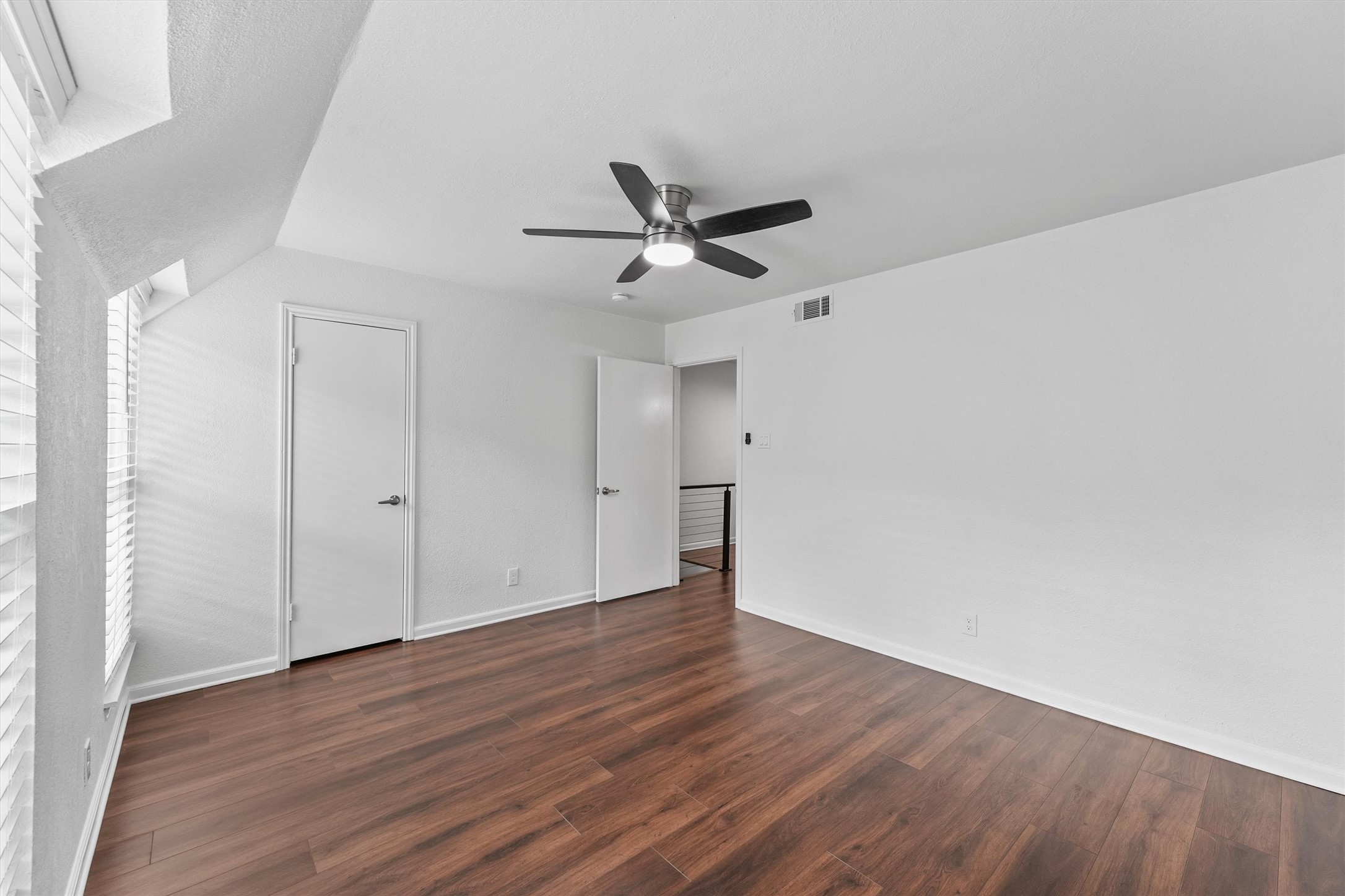 11550 Chimney Rock Road, Unit 536 Houston, TX 77035 - Photo 18 of 28 View of entrance into the 14X12 guest bedroom