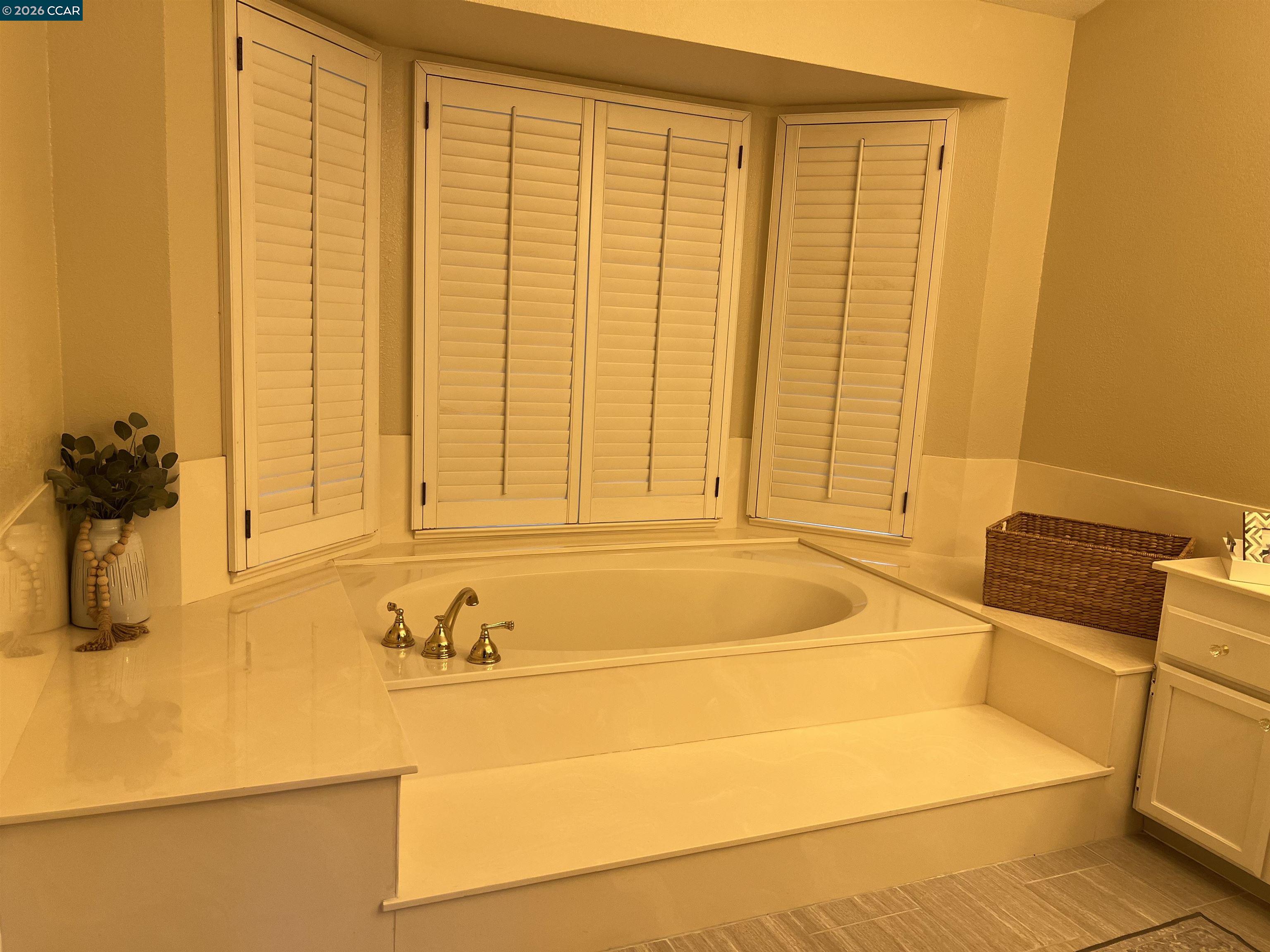 1312 Canyon Side Avenue San Ramon, CA 94582 - Photo 21 of 41 a bathroom with a bathtub