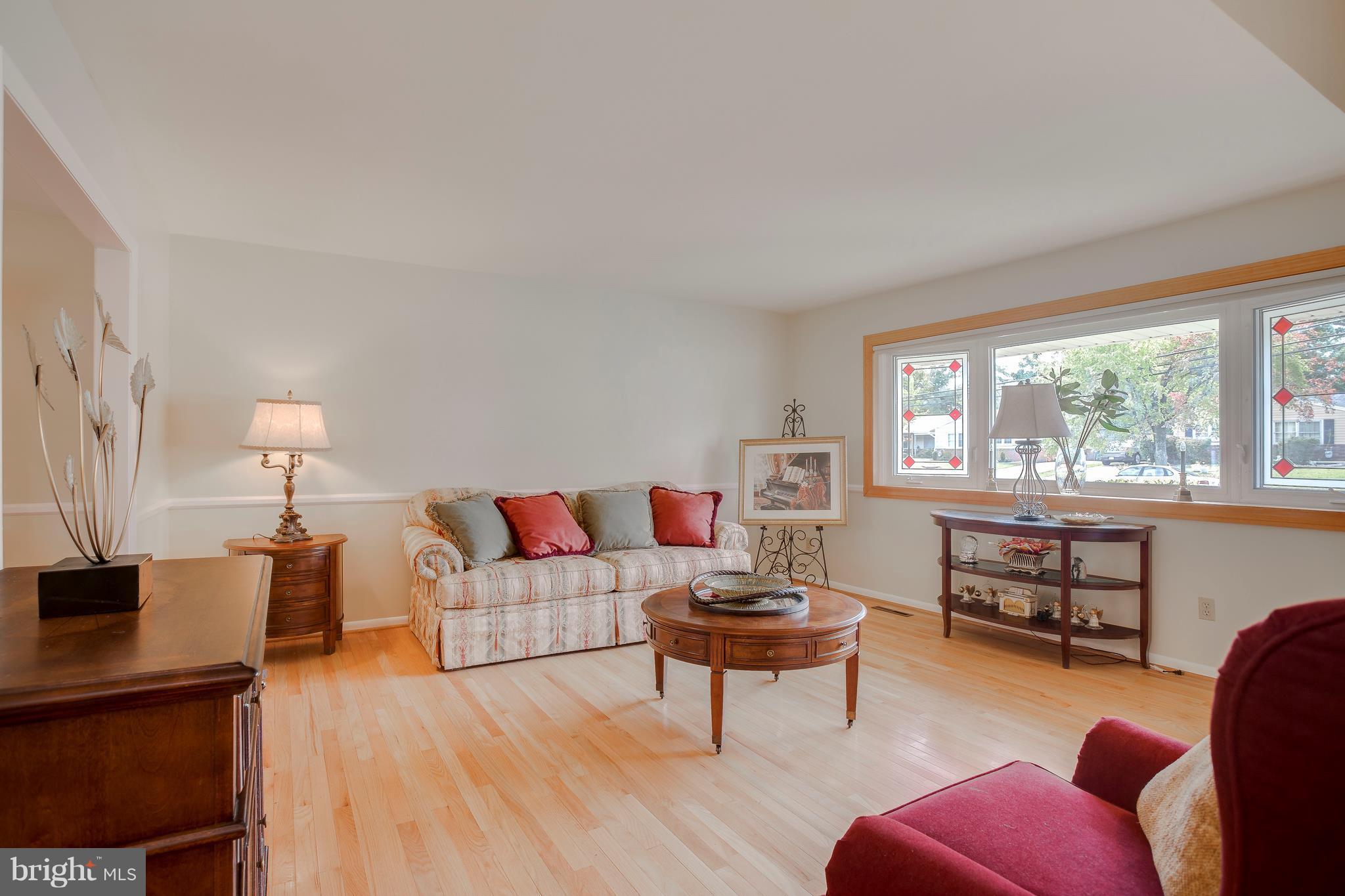 7240 Fairbrook Road Baltimore, MD 21244 - Photo 3 of 28 Living Room