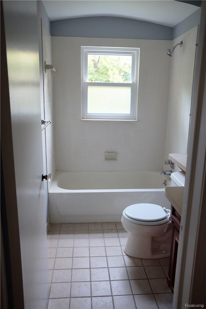 2046 Yorkshire Road Birmingham, MI 48009 - Photo 12 of 21 016.jpg