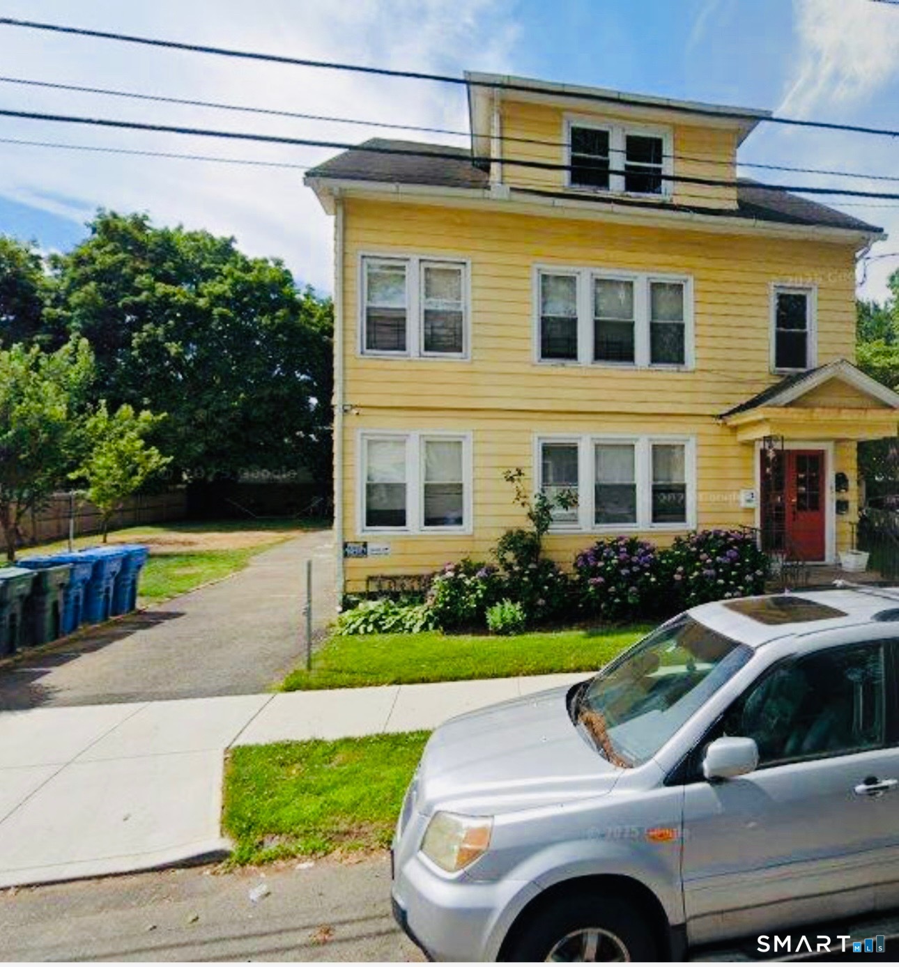 a view of a house with a yard