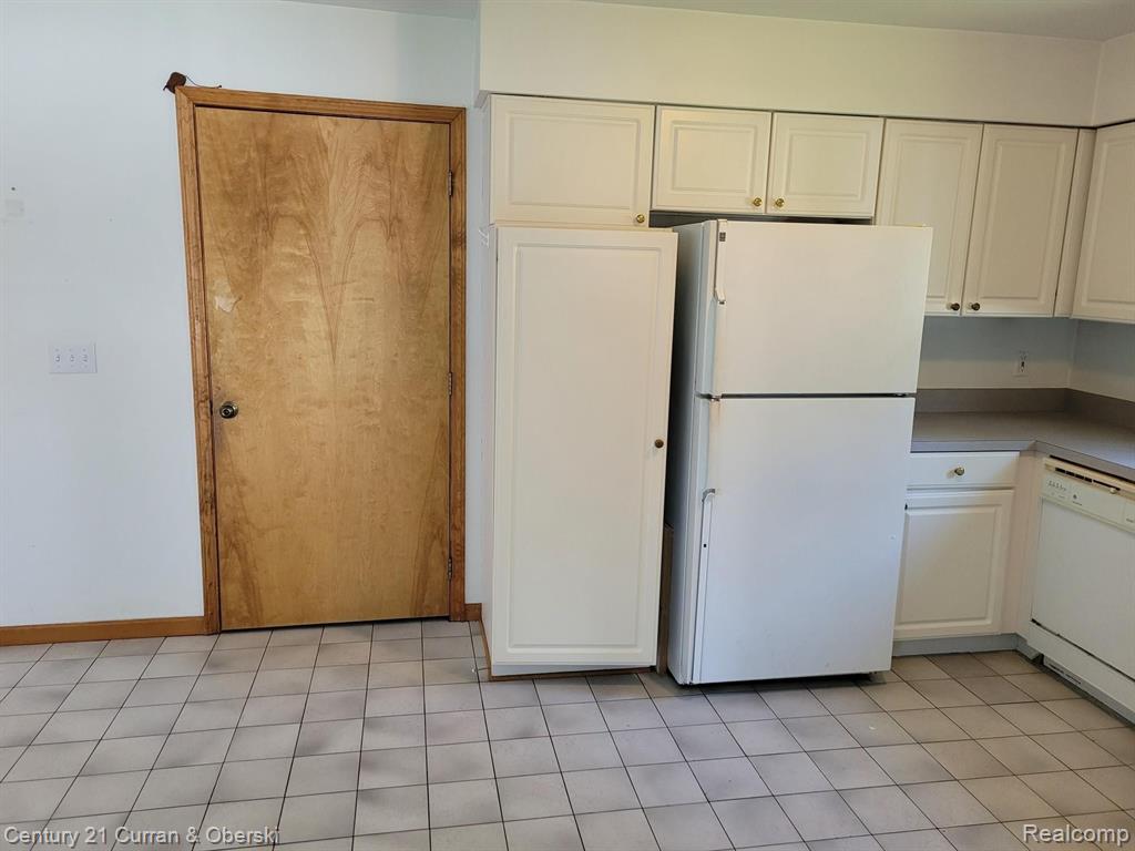 30744 South Gibraltar Road Rockwood, MI 48173 - Photo 7 of 22