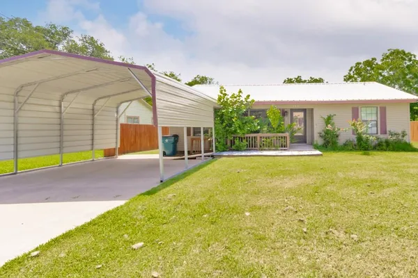 $160,000 | 907 North Lamb Street, Bowie, TX 76230