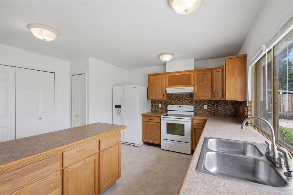 5052 Arbor Glen Road The Colony, TX 75056 - Photo 5 of 22