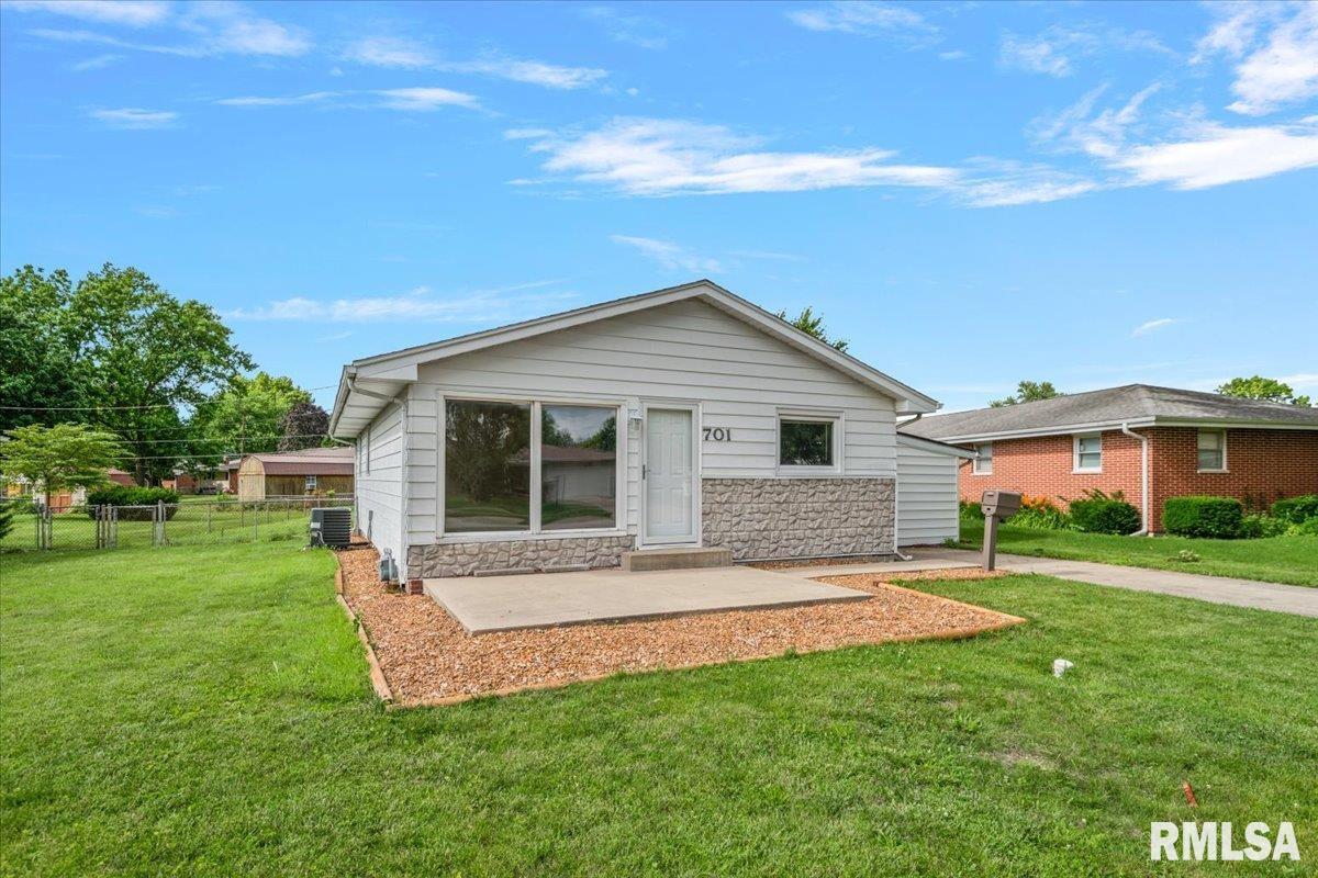 701 Samuel Street Taylorville, IL 62568 - Photo 2 of 31