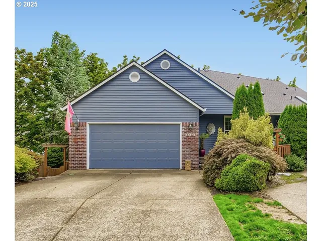 a front view of house with garage and yard