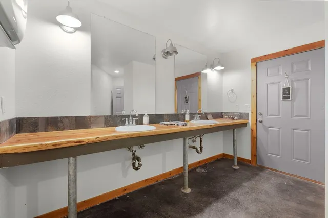 $2,600,000 | 281 North U.S. Highway 281, Lampasas, TX 76550