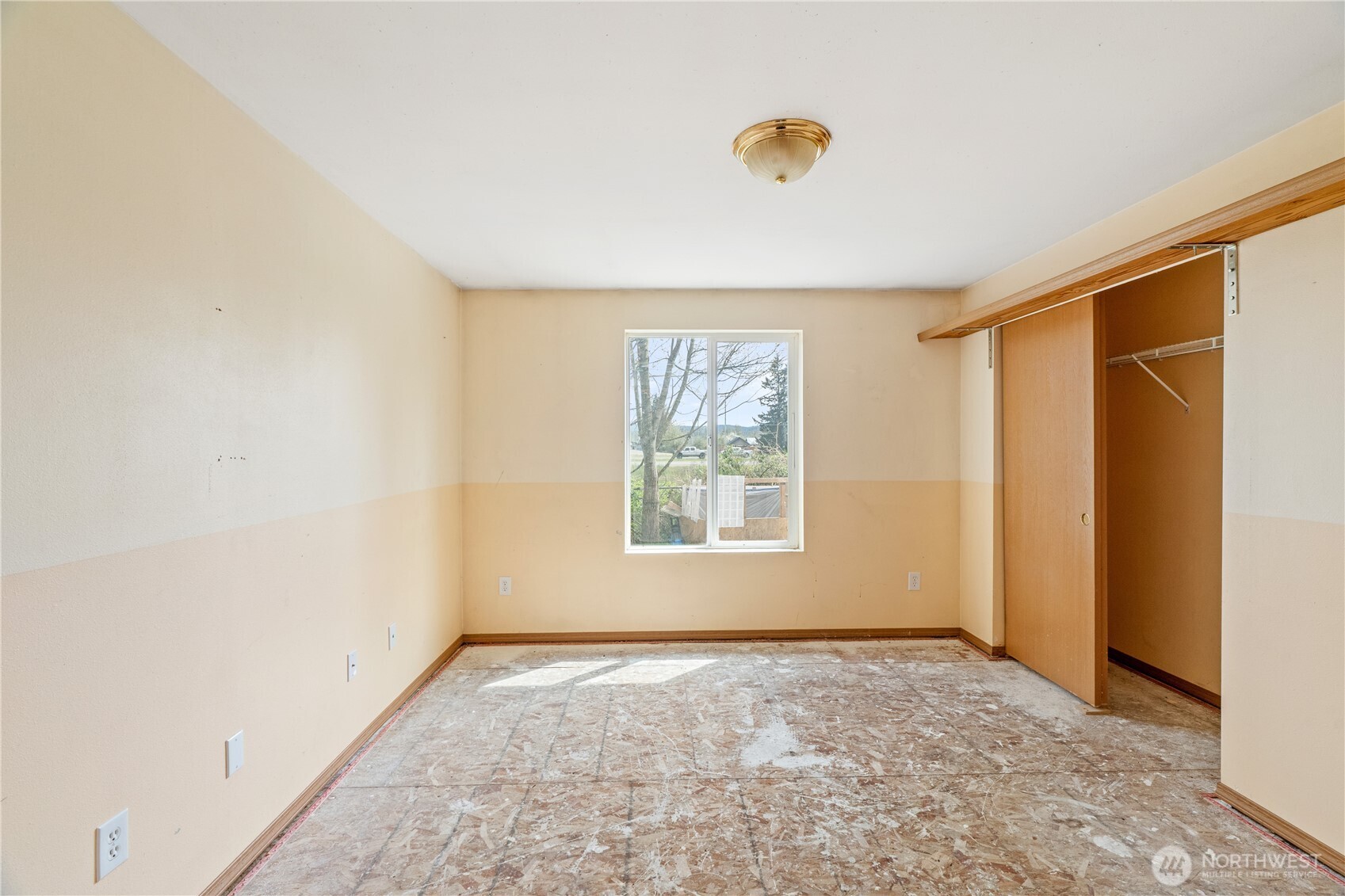 320 South 4th Street Elma, WA 98541 - Photo 13 of 35 a view of an empty room with a window