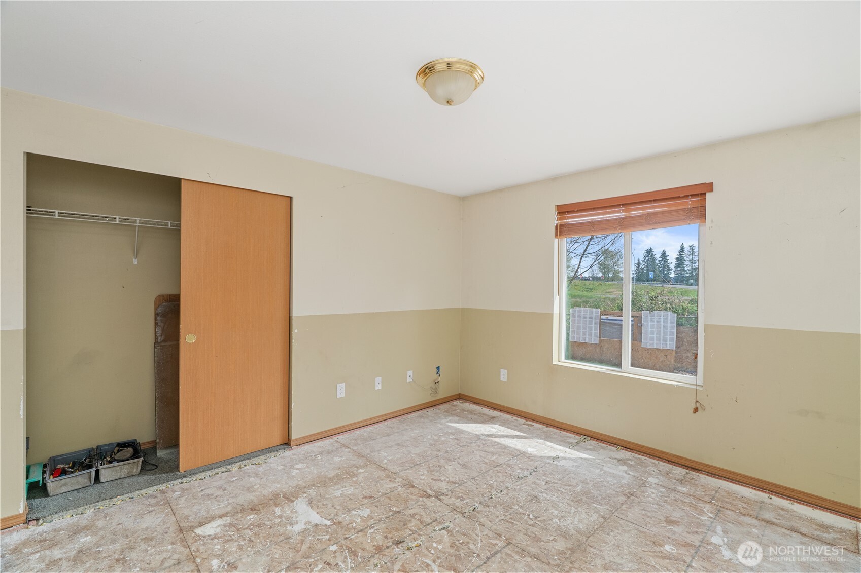 320 South 4th Street Elma, WA 98541 - Photo 16 of 35 a view of an empty room with a window