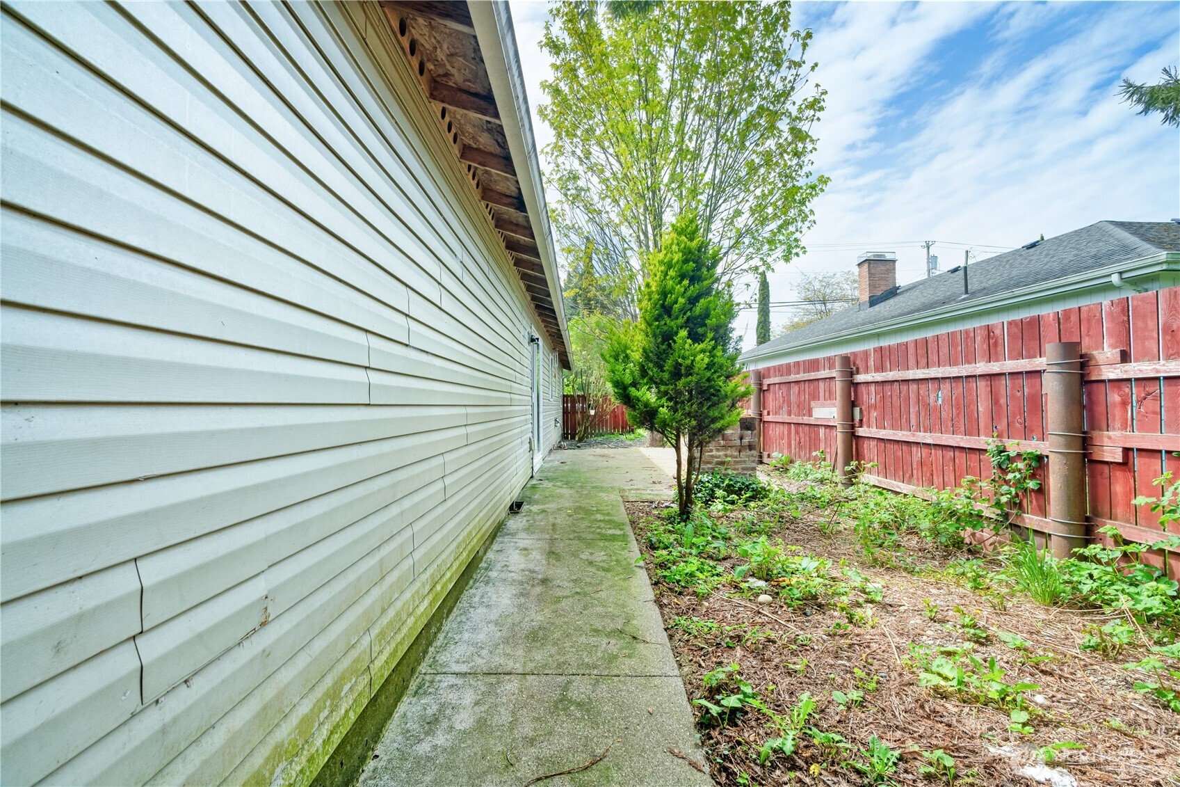 320 South 4th Street Elma, WA 98541 - Photo 25 of 35 a view of a pathway with a backyard
