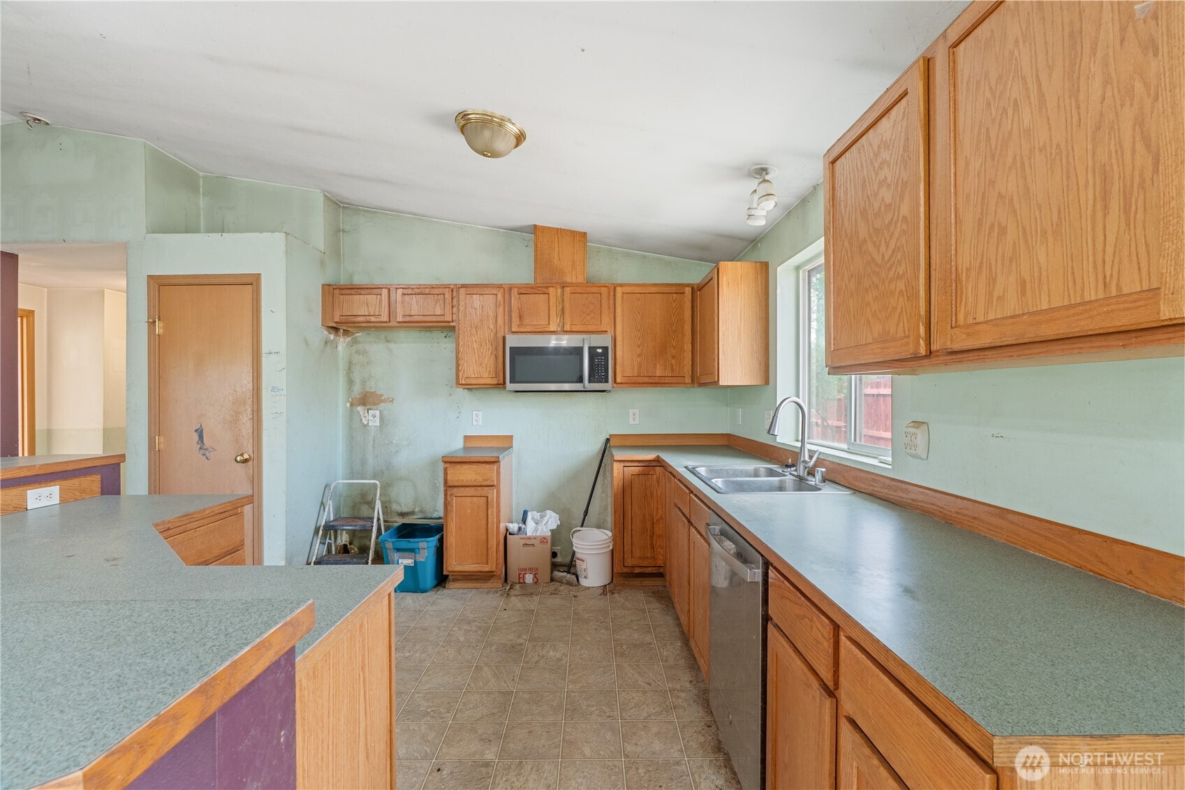 320 South 4th Street Elma, WA 98541 - Photo 8 of 35 a kitchen that has a sink and a stove in it