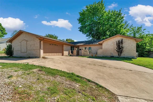$368,000 | 4225 Dawn Drive, Benbrook, TX 76116