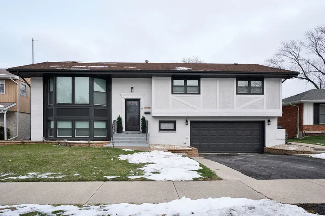 $329,900 | 15923 Woodlawn E Avenue, South Holland, IL 60473