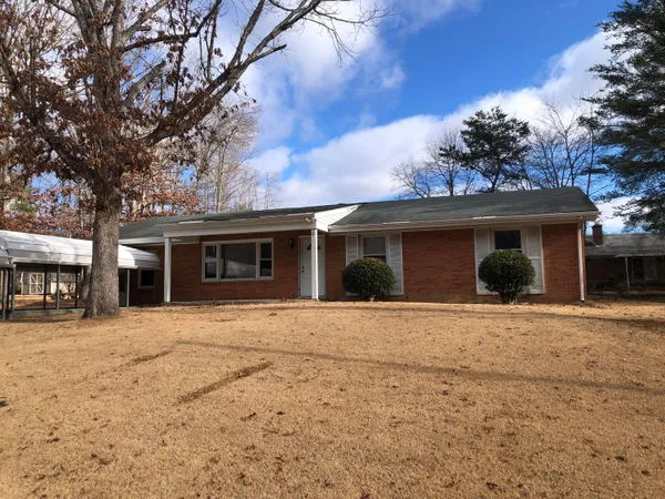 $1,300 | 1036 Richmond Avenue, Clifton Forge, VA 24422