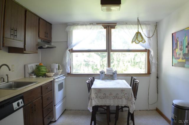 2923 Fischer Road Easton, PA 18045 - Photo 8 of 20 Eat-in Kitchen