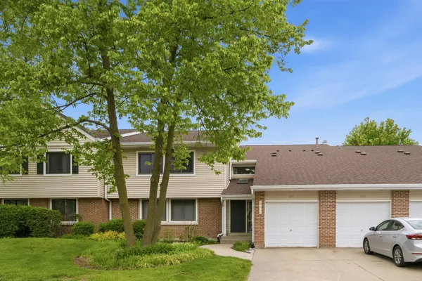 $324,900 | 981 Pine Tree Circle South, Unit 981, Buffalo Grove, IL 60089