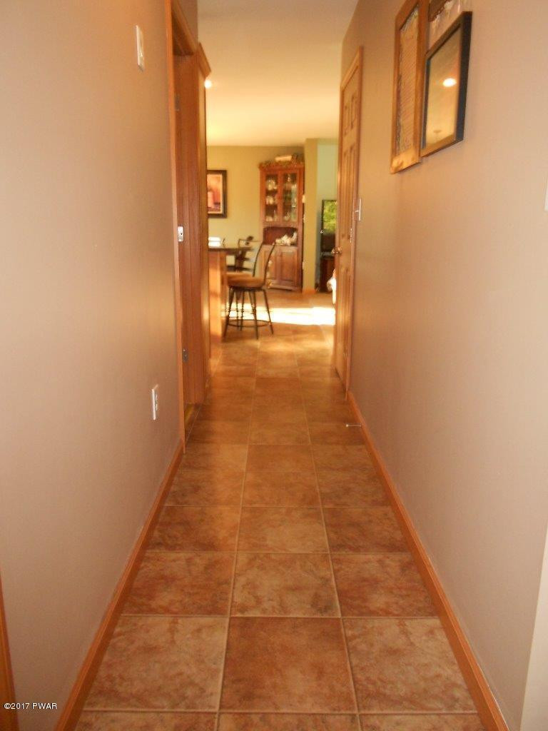 186 Sawmill Road Greentown, PA 18426 - Photo 21 of 42 12-Hallway