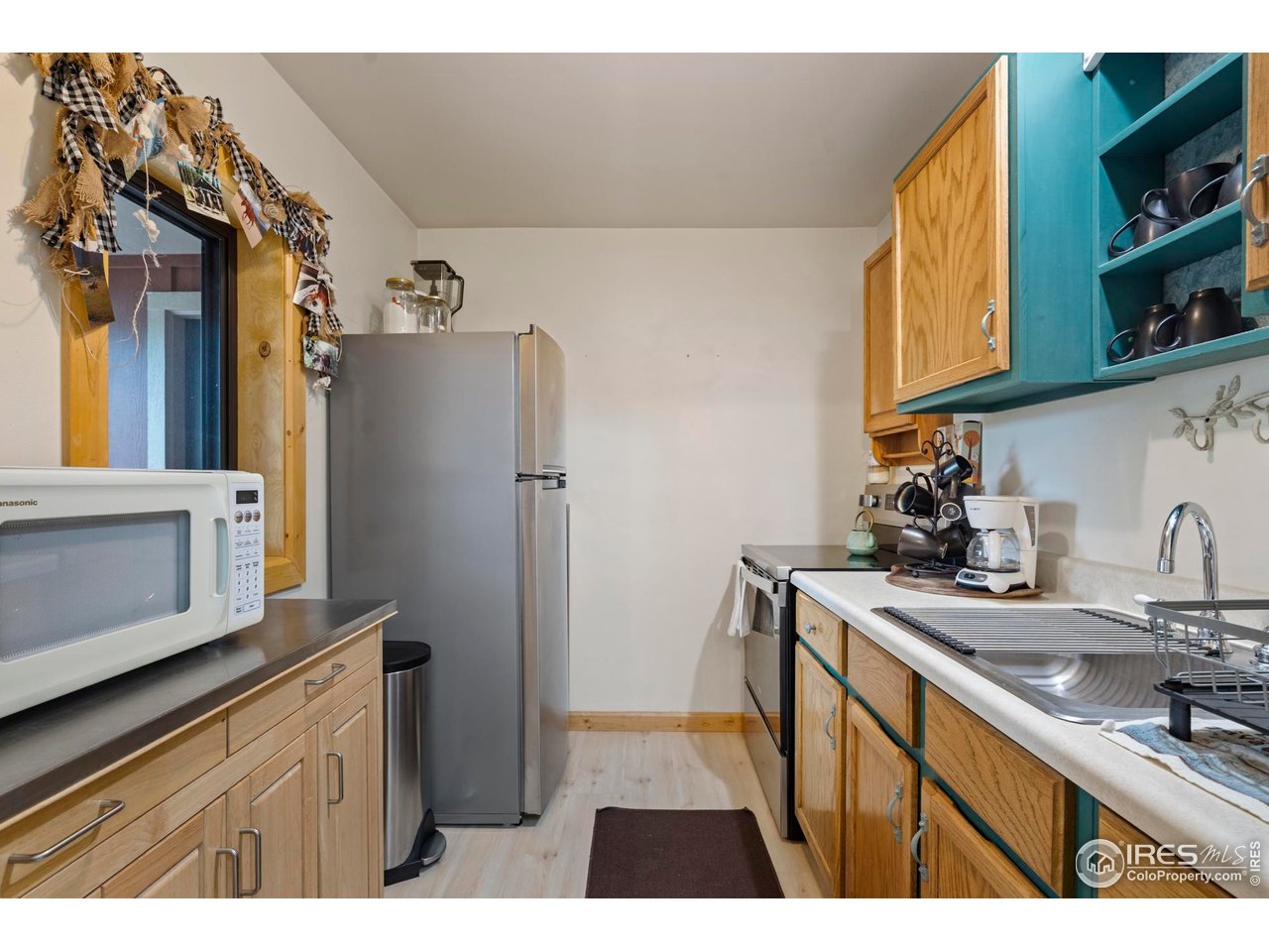 123 Mohawk Road Lyons, CO 80540 - Photo 31 of 38 a kitchen with stainless steel appliances granite countertop a refrigerator and a sink