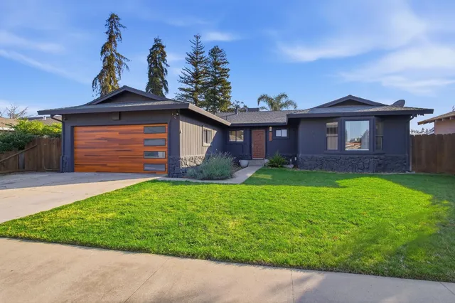 a view of a house with a yard