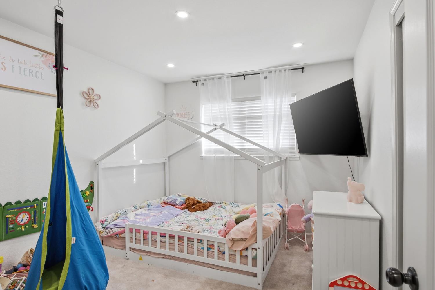 680 Sherri Way Turlock, CA 95382 - Photo 9 of 24 a living room with furniture and a flat screen tv