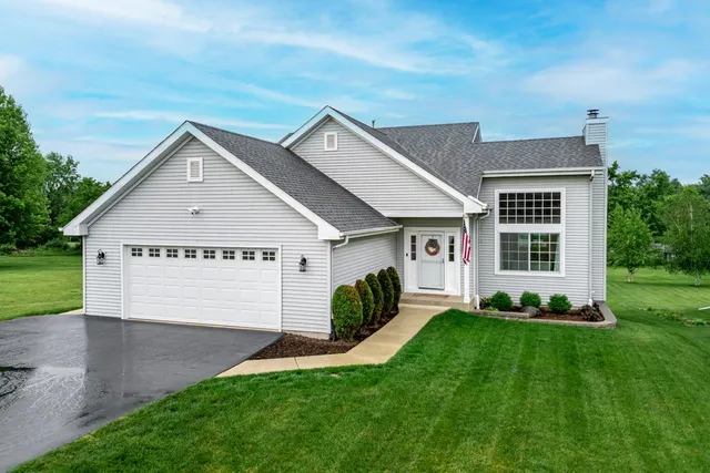 $292,500 | 2108 Lake Summerset Road, Lake Summerset, IL 61019