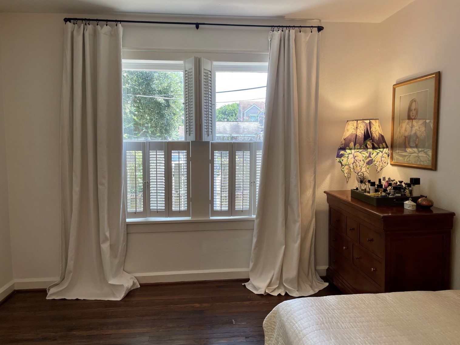 429 Hawthorne Street Houston, TX 77006 - Photo 14 of 35 a living room with wooden floor
