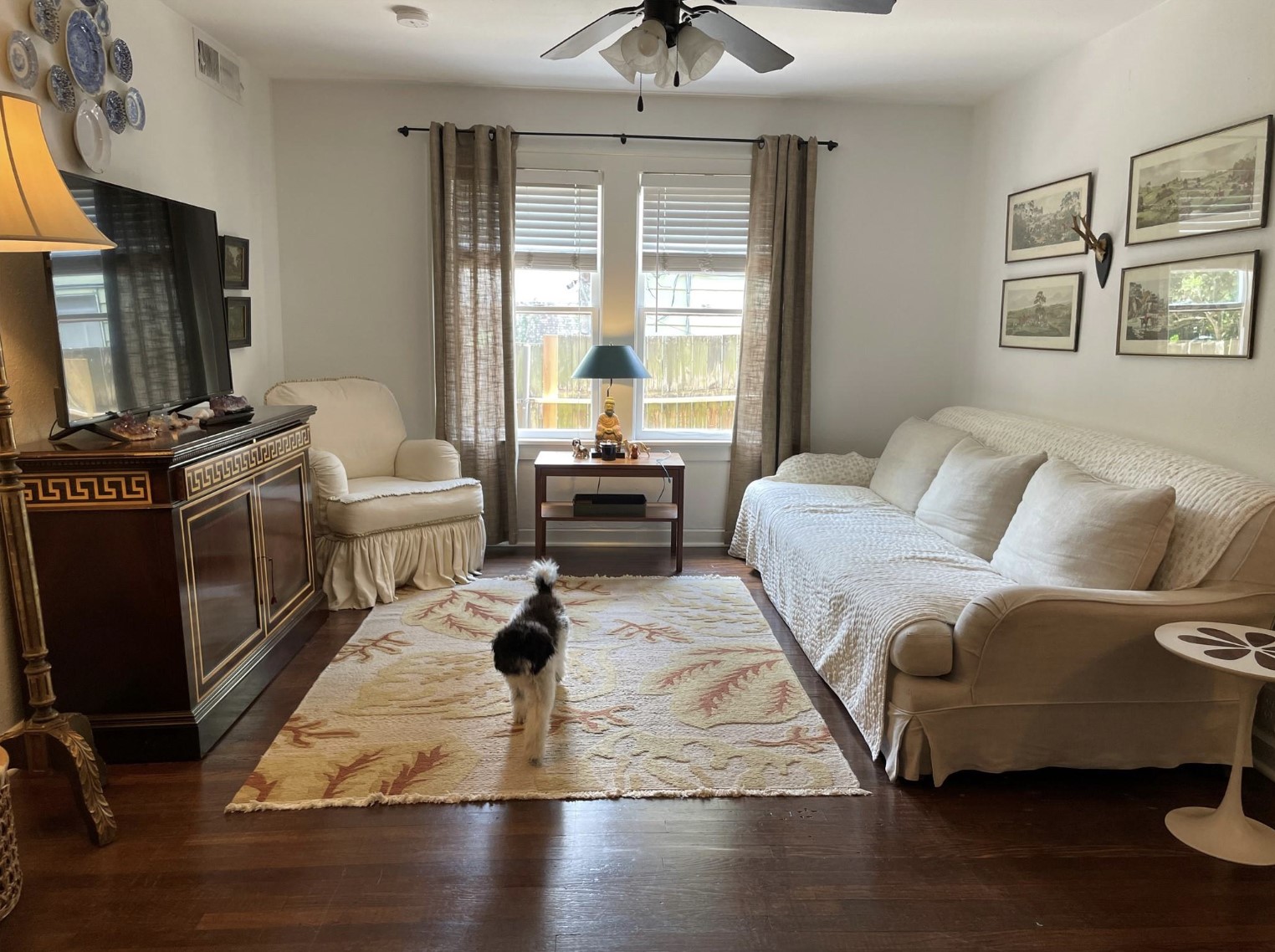 429 Hawthorne Street Houston, TX 77006 - Photo 18 of 35 a living room with furniture and a flat screen tv