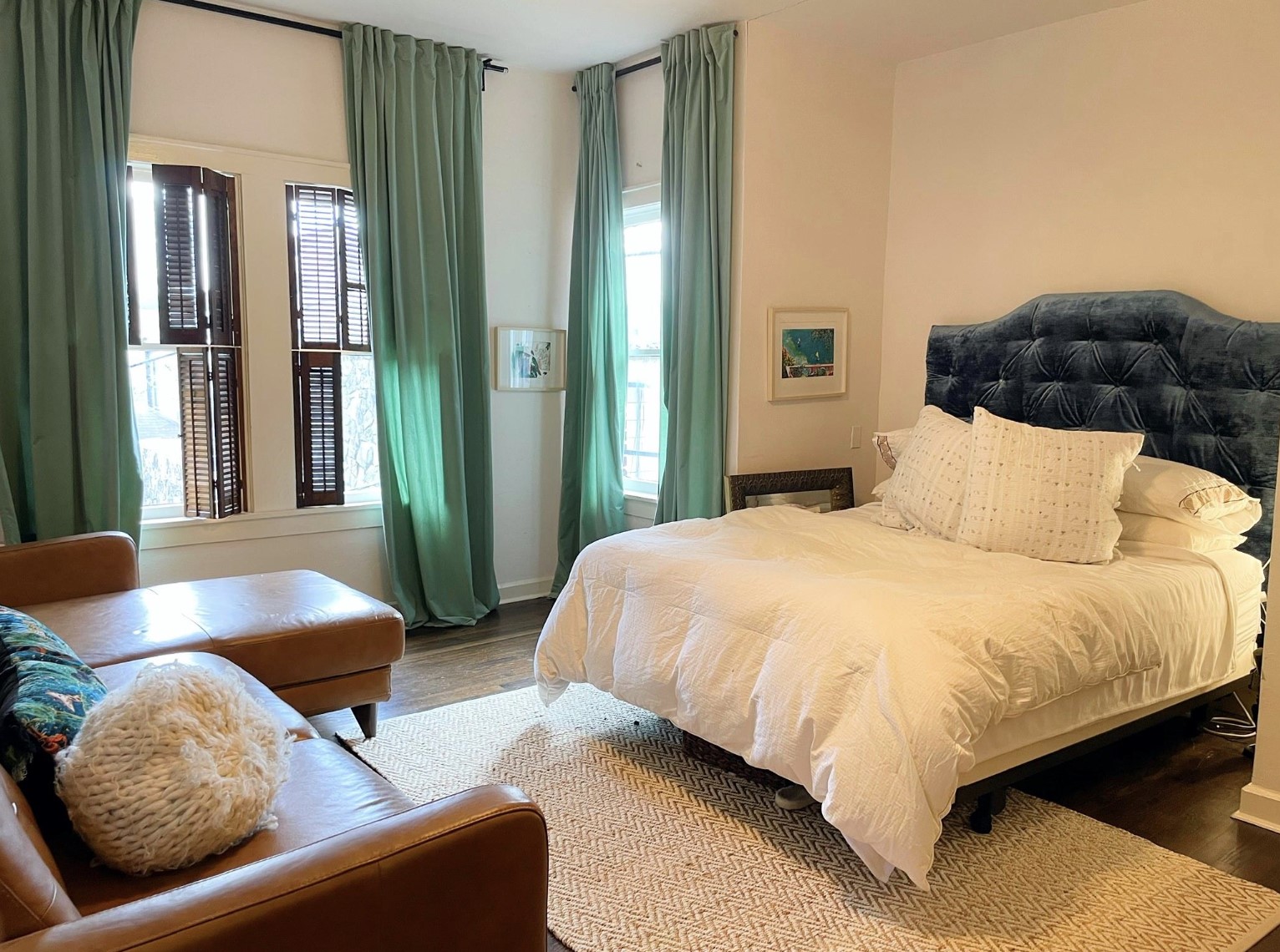 429 Hawthorne Street Houston, TX 77006 - Photo 22 of 35 a spacious bedroom with a bed and a couch