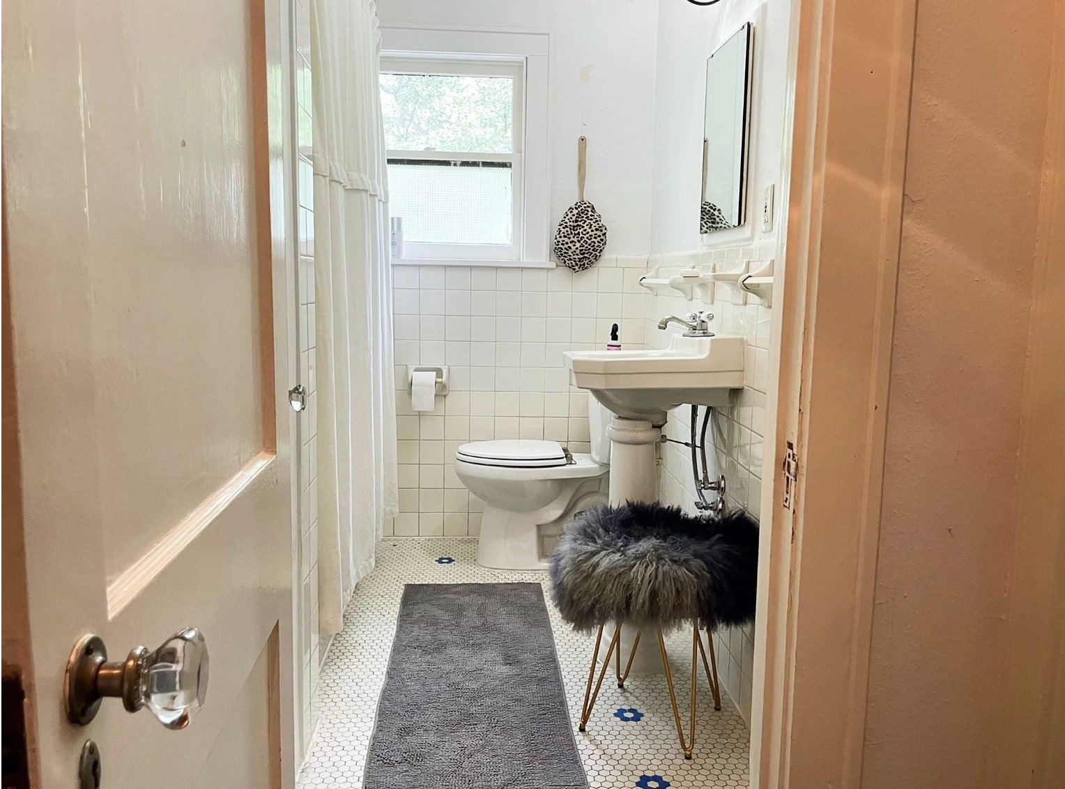 429 Hawthorne Street Houston, TX 77006 - Photo 26 of 35 a bathroom with a sink toilet and mirror