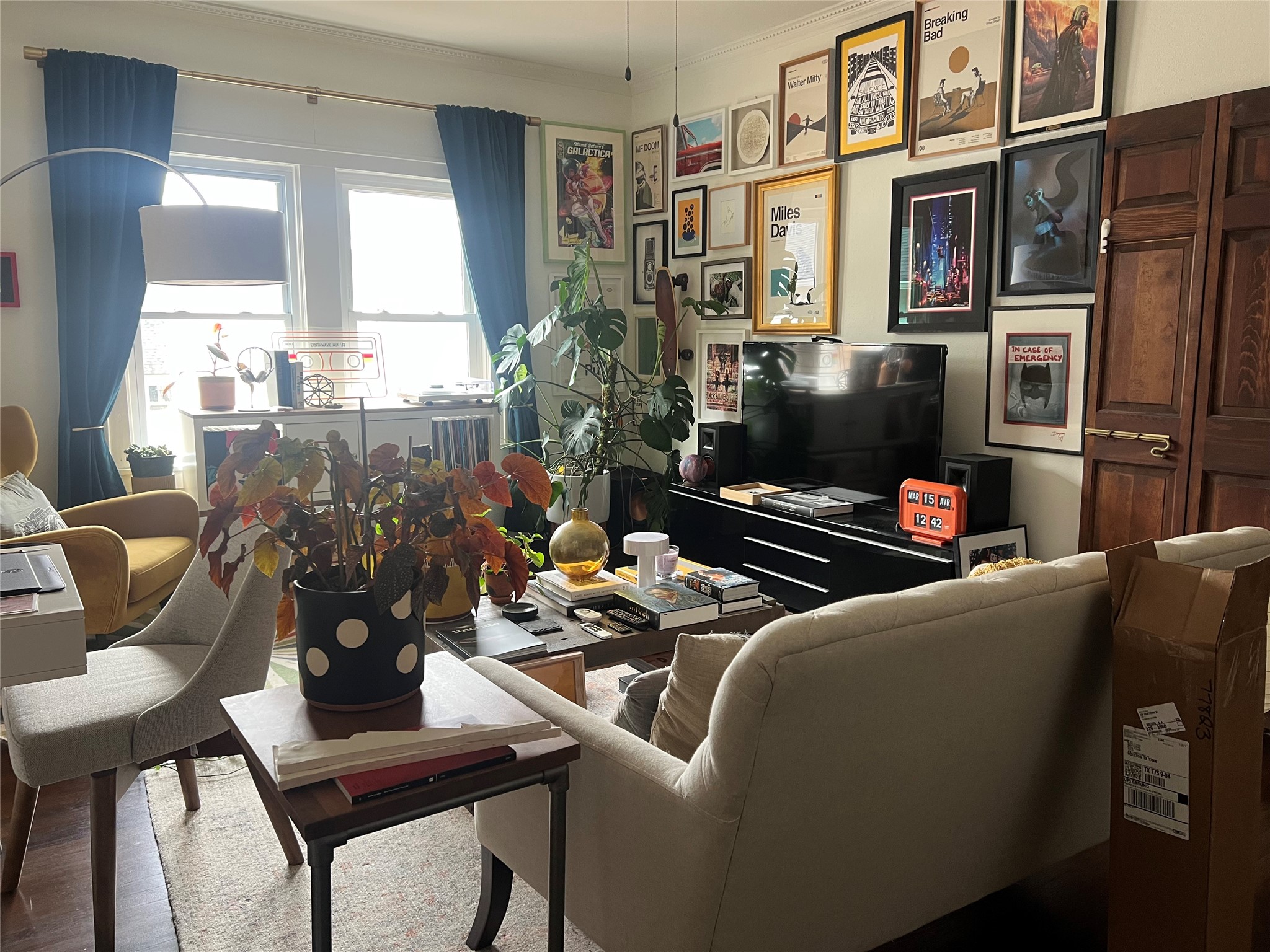 429 Hawthorne Street Houston, TX 77006 - Photo 31 of 35 a living room with furniture fireplace and flat screen tv