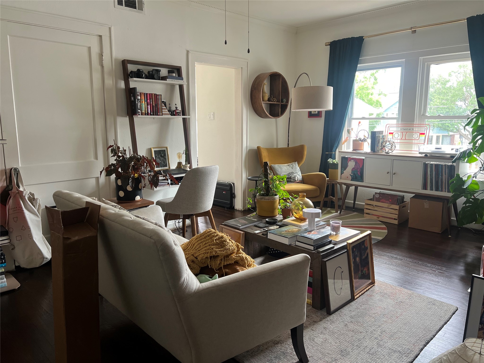 429 Hawthorne Street Houston, TX 77006 - Photo 32 of 35 a living room with furniture and a large window