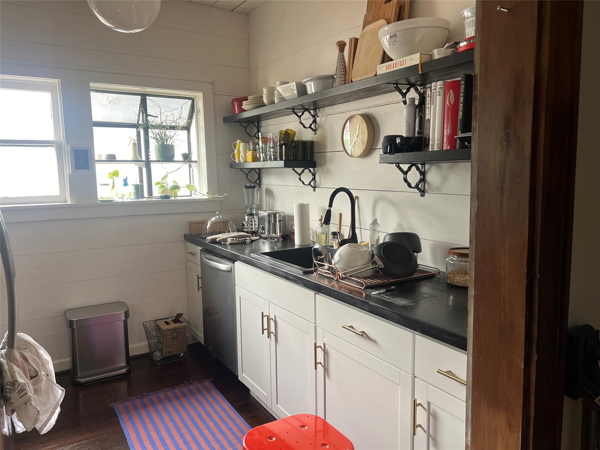 429 Hawthorne Street Houston, TX 77006 - Photo 33 of 35 a bathroom with a sink and a mirror