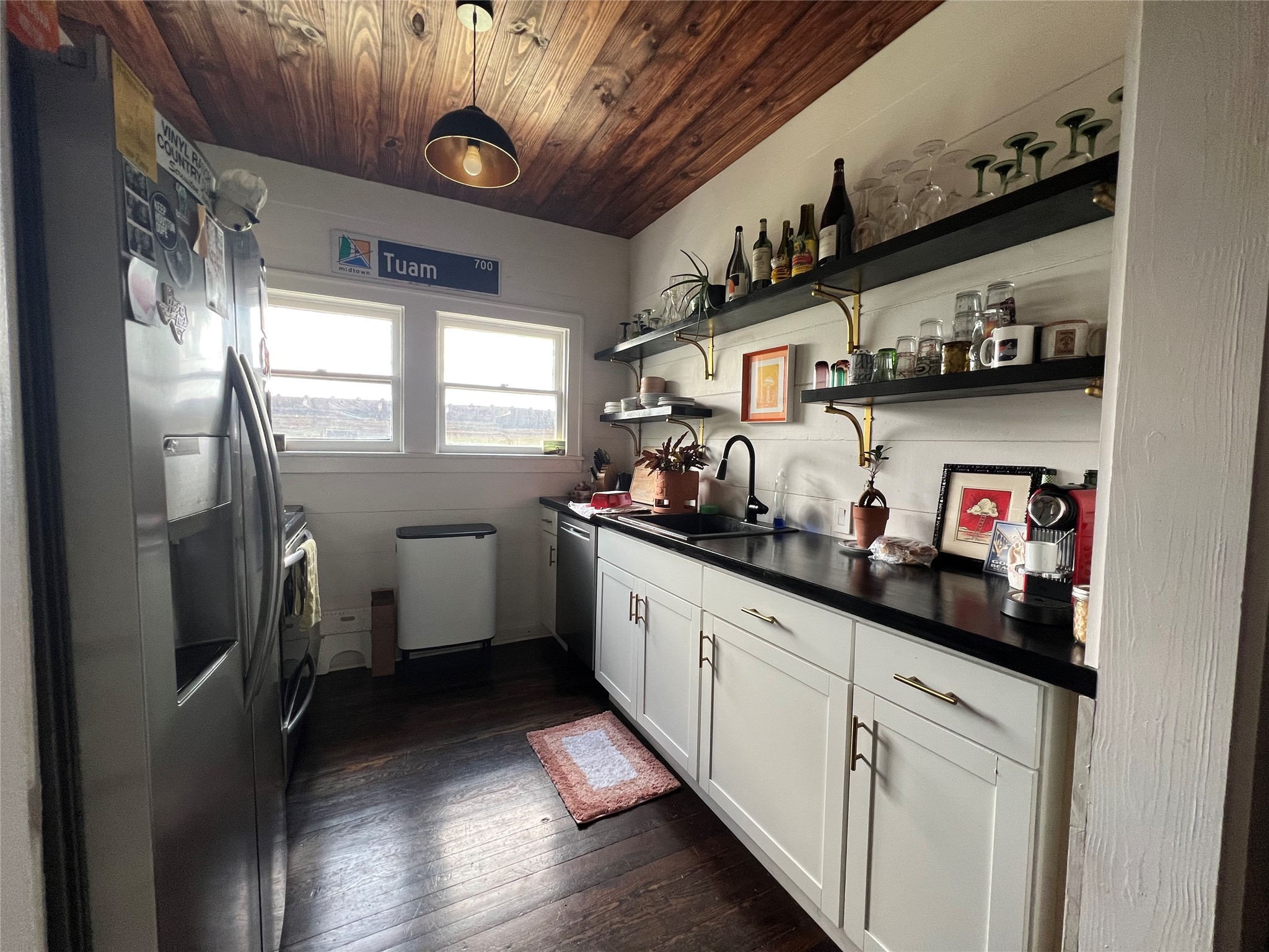 429 Hawthorne Street Houston, TX 77006 - Photo 4 of 35 a kitchen with lots of counter top space and stainless steel appliances