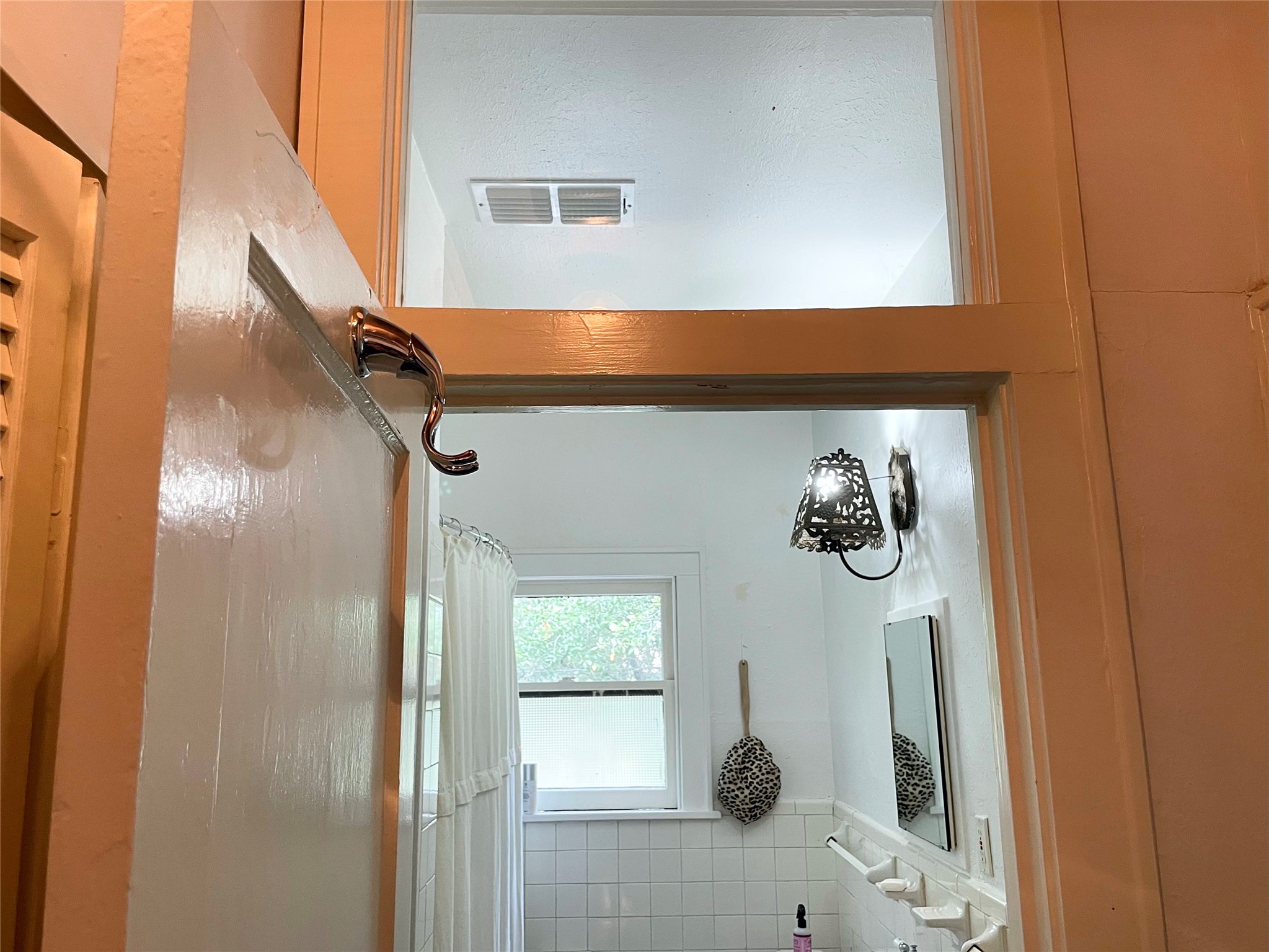 429 Hawthorne Street Houston, TX 77006 - Photo 9 of 35 a bathroom with a window and a shower