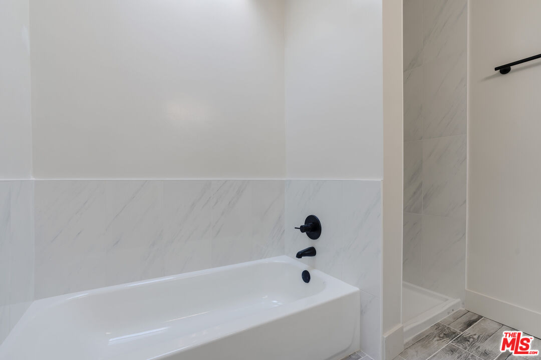 1813 9th Street, Unit 4 Santa Monica, CA 90404 - Photo 11 of 15 a bathroom with a bathtub