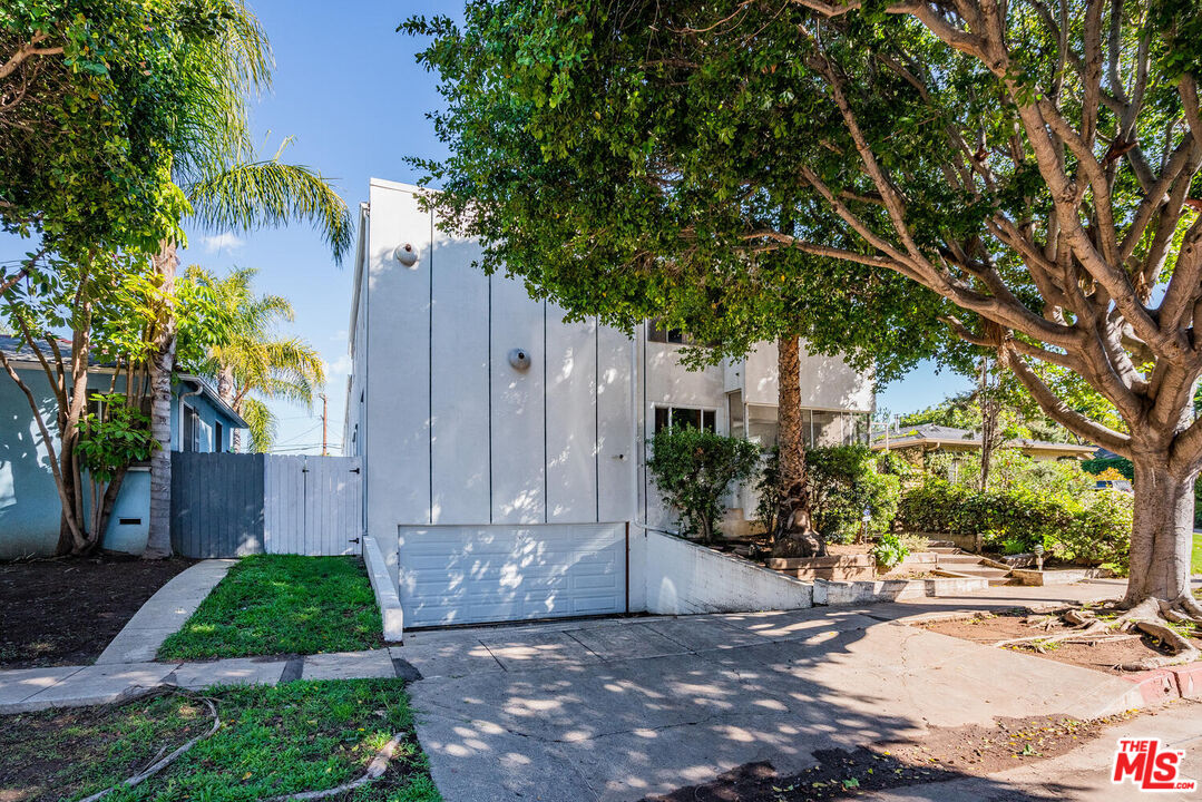 1813 9th Street, Unit 4 Santa Monica, CA 90404 - Photo 15 of 15 a view of a back yard