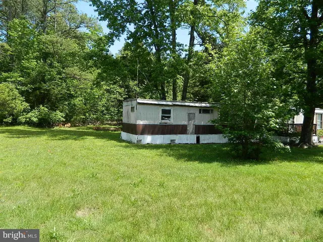 a view of a house with backyard and garden