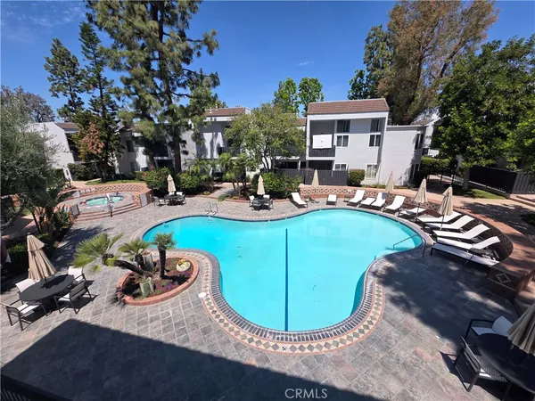 $1,895 | 18645 Hatteras Street, Unit 111, Tarzana, CA 91356