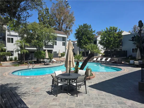 $1,895 | 18645 Hatteras Street, Unit 111, Tarzana, CA 91356