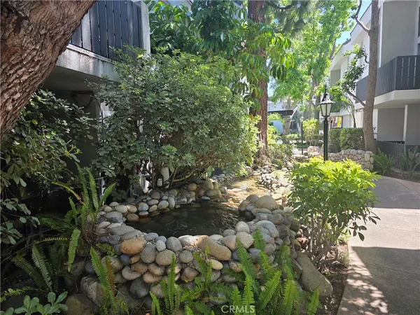 $1,895 | 18645 Hatteras Street, Unit 111, Tarzana, CA 91356