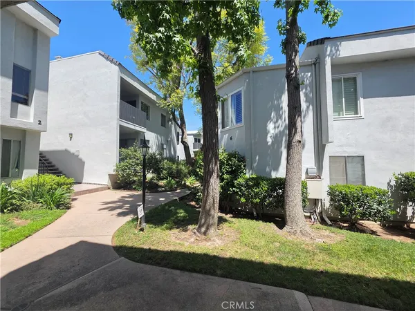 $1,895 | 18645 Hatteras Street, Unit 111, Tarzana, CA 91356