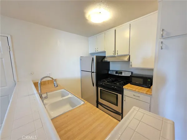 $1,895 | 18645 Hatteras Street, Unit 111, Tarzana, CA 91356
