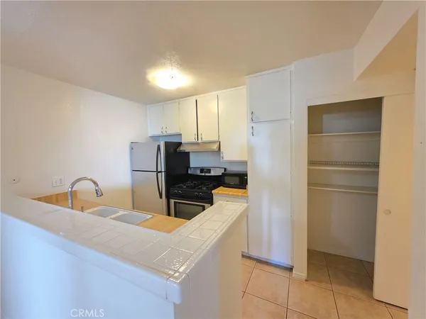 $1,895 | 18645 Hatteras Street, Unit 111, Tarzana, CA 91356