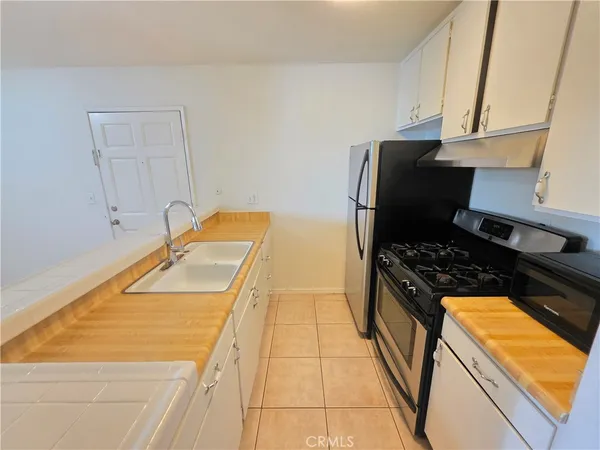 $1,895 | 18645 Hatteras Street, Unit 111, Tarzana, CA 91356