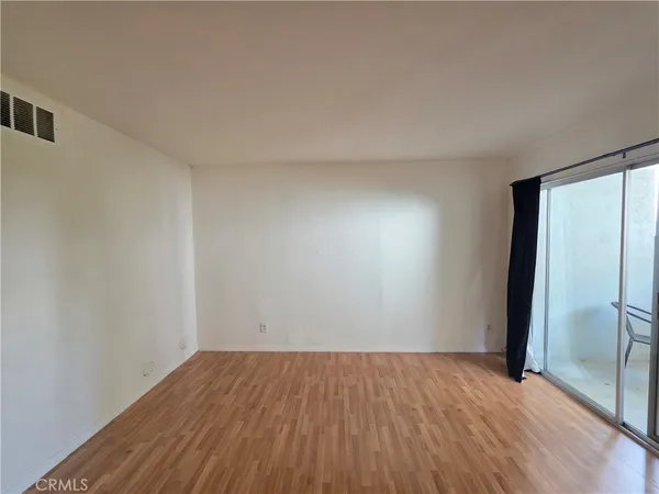 $1,895 | 18645 Hatteras Street, Unit 111, Tarzana, CA 91356