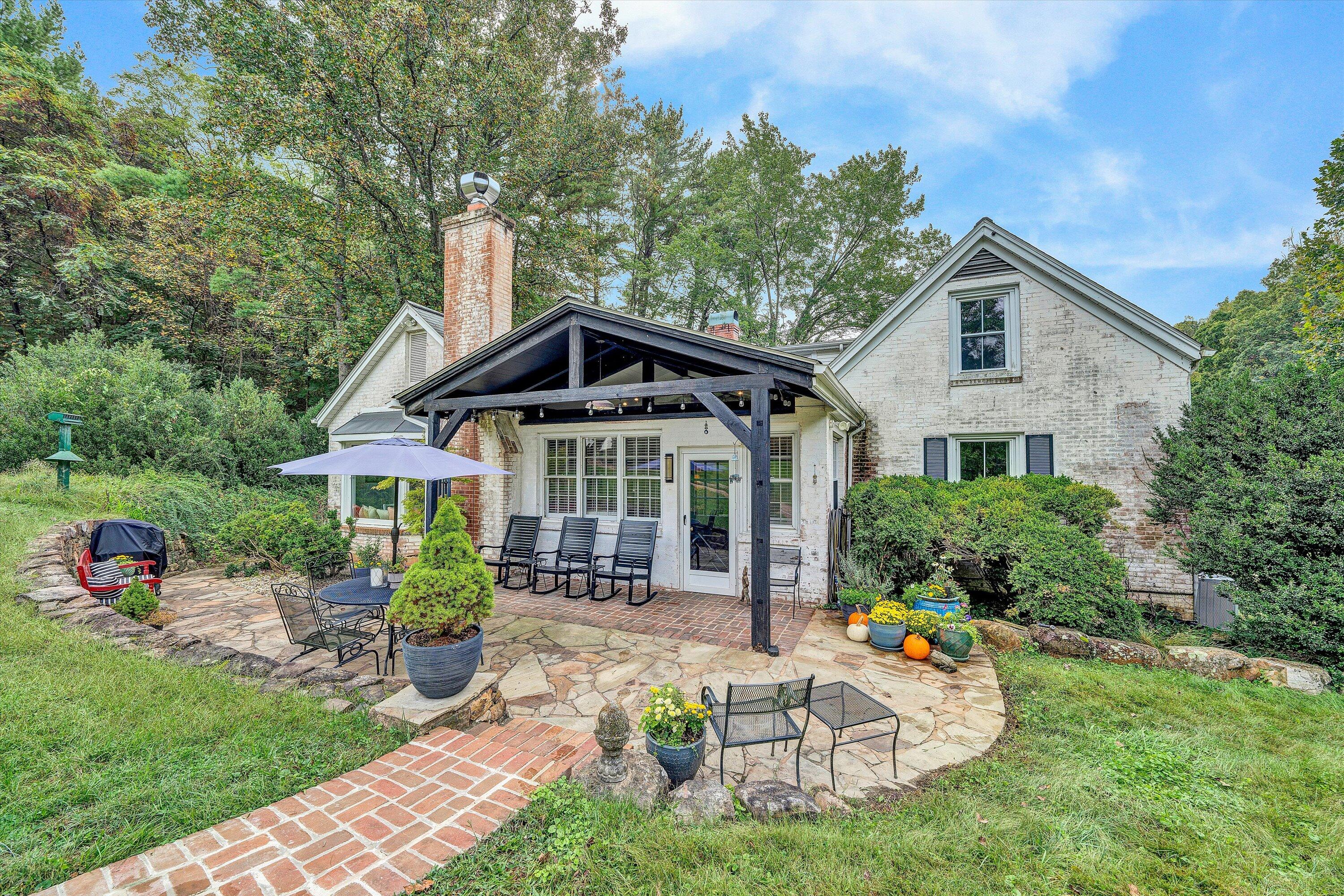 400 Walnut Road Salem, VA 24153 - Photo 4 of 97 a front view of a house with a yard