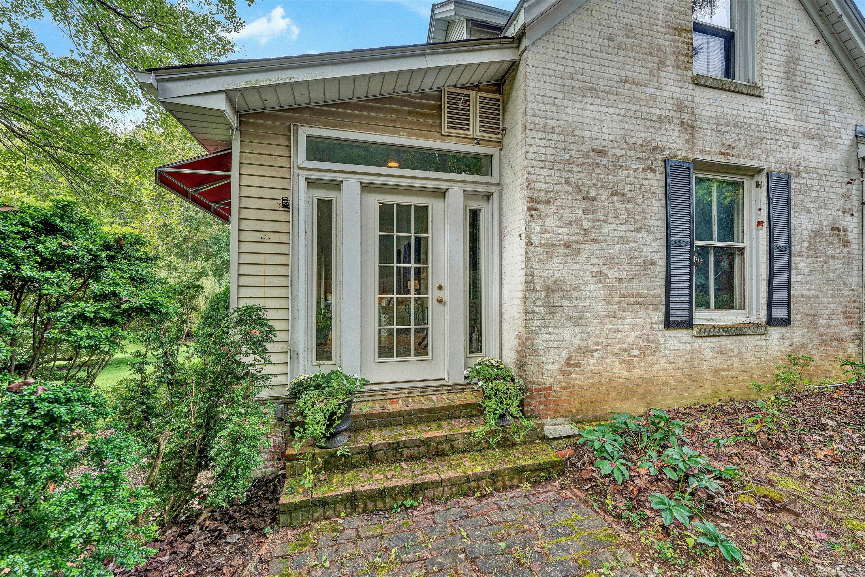 400 Walnut Road Salem, VA 24153 - Photo 47 of 97 a front view of a house with a yard