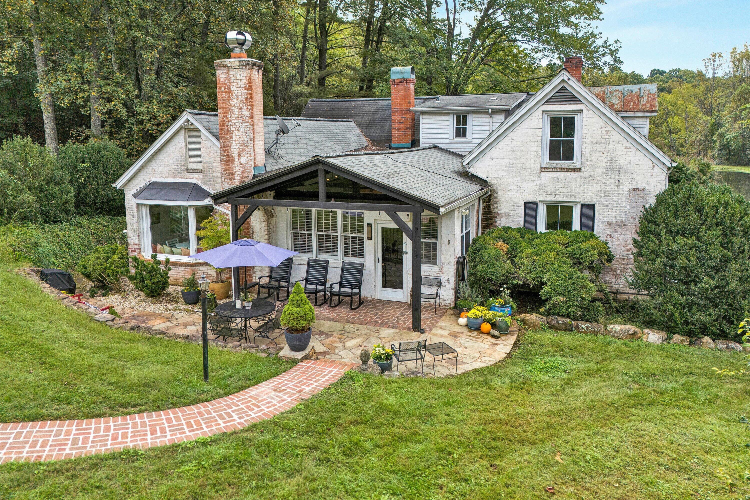 400 Walnut Road Salem, VA 24153 - Photo 6 of 97 a front view of a house with garden
