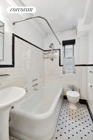 $1,025,000 | 227 East 57th Street, Unit 16G | Midtown East