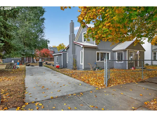 a view of outdoor space yard and front view of a house